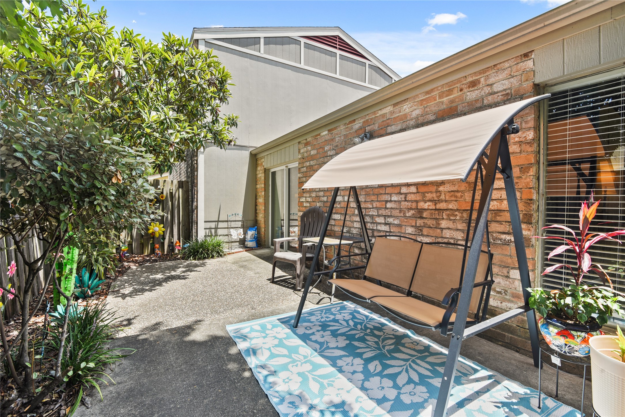 546 Georgetown Street, Unit 4 Beaumont, TX 77707 - Photo 6 of 14 a view of an outdoor sitting area with furniture
