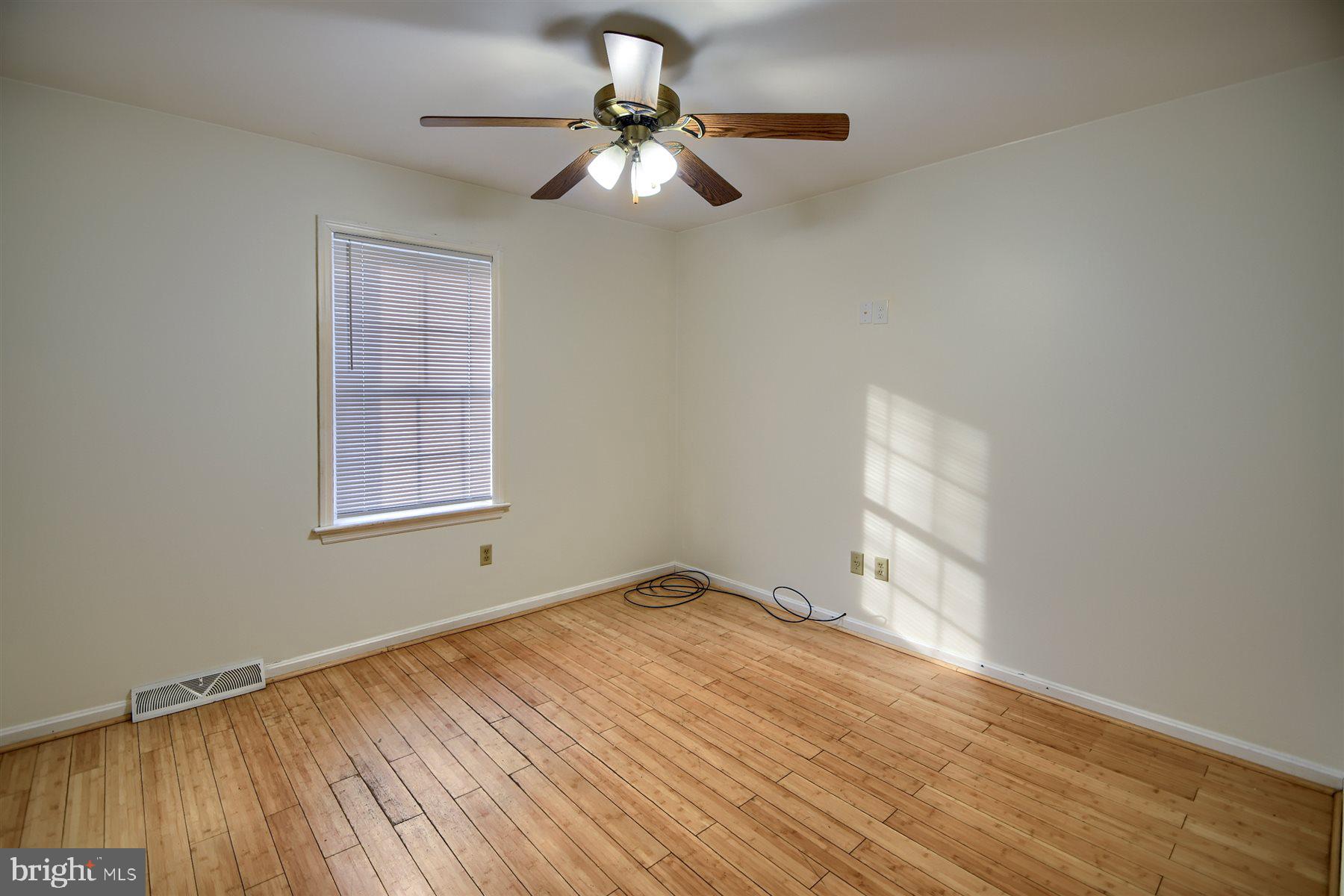401 Dalton Road Oxford, PA 19363 - Photo 18 of 37 an empty room with windows and fan