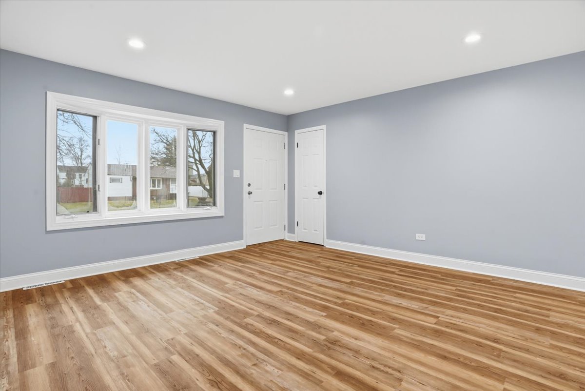 2320 West Cheyenne Road Waukegan, IL 60087 - Photo 2 of 18