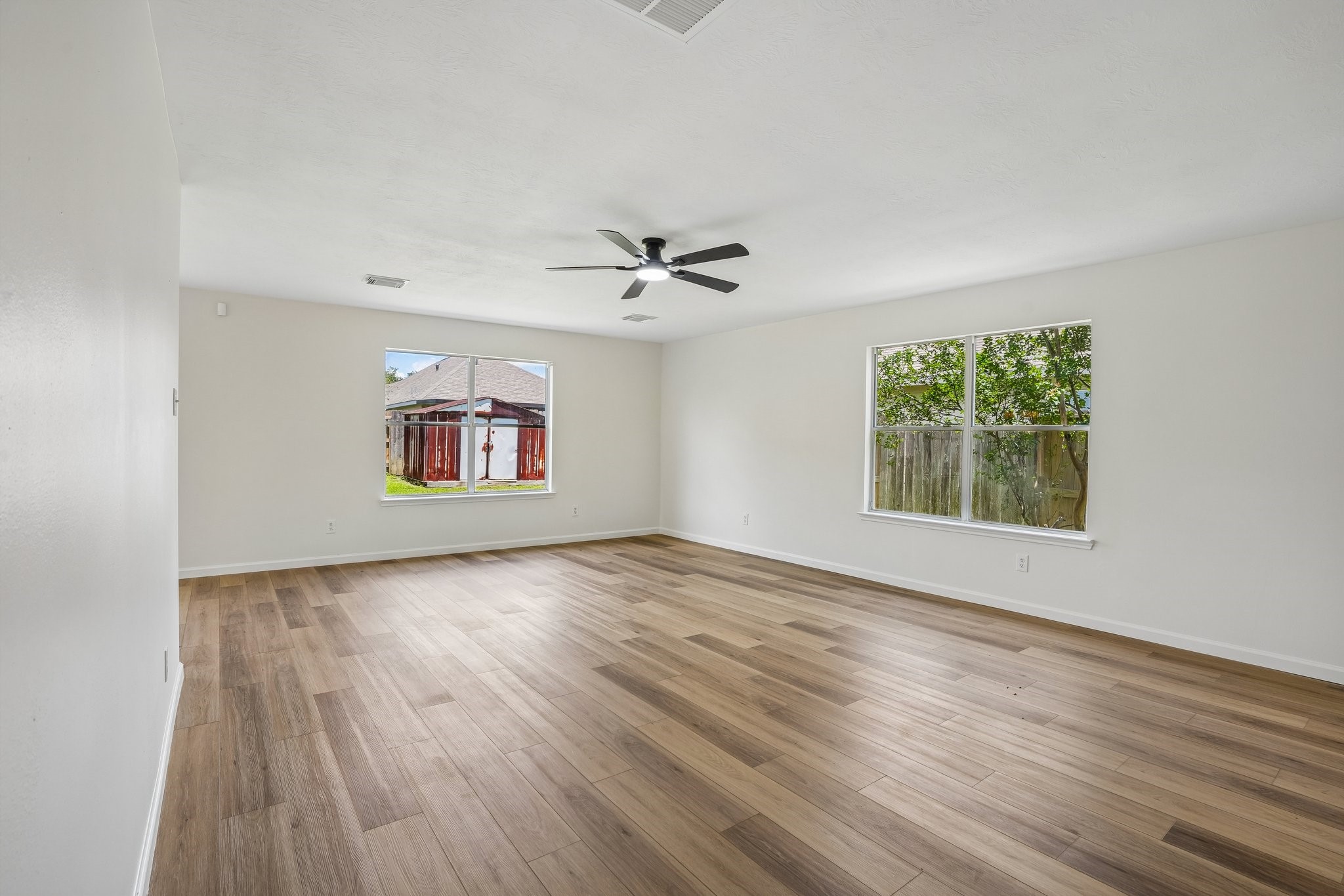 4419 Crossvine Avenue Baytown, TX 77521 - Photo 5 of 38 Another view of the living area.