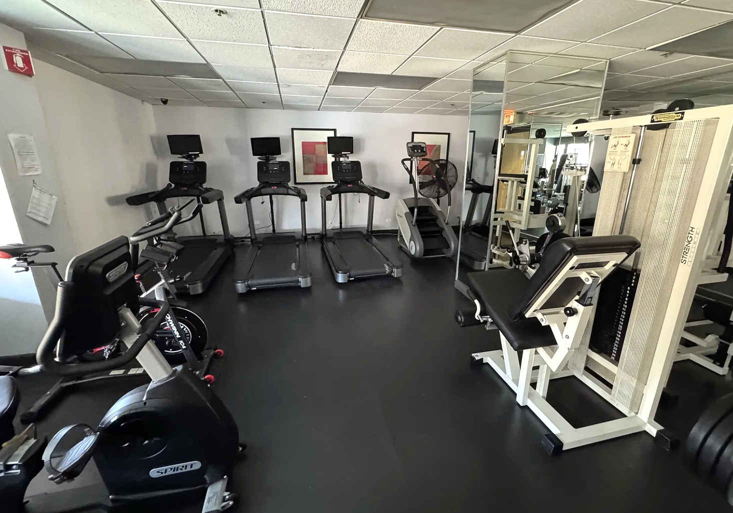5320 North Sheridan Road, Unit 2110 Chicago, IL 60640 - Photo 14 of 16 a view of a room with gym equipment