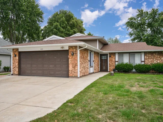 $475,000 | 845 Case Drive, Roselle, IL 60172