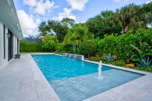 a view of a back yard