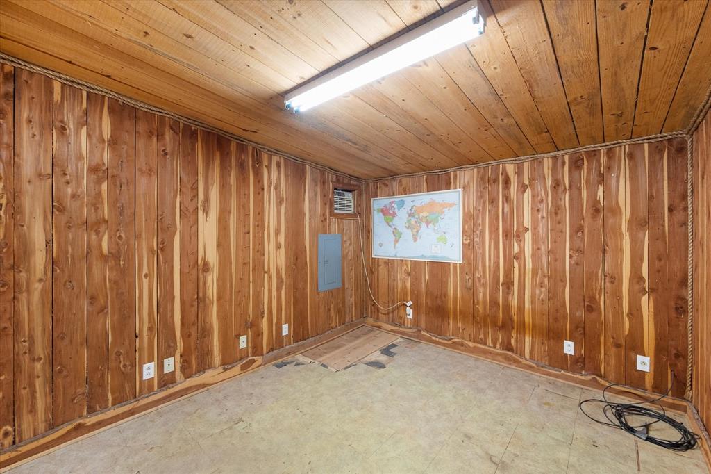 340 Farm To Market 27 Fairfield, TX 75840 - Photo 22 of 40 a view of a room with a window