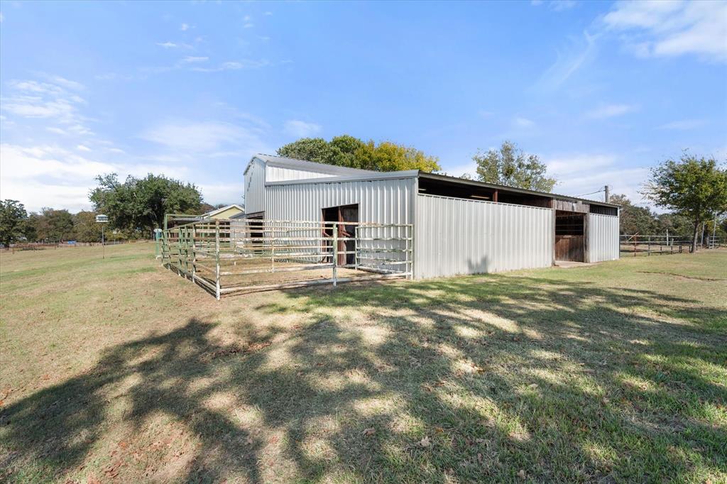 340 Farm To Market 27 Fairfield, TX 75840 - Photo 28 of 40 a view of a house with backyard and a tree