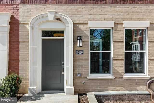 a view of entryway with livingroom