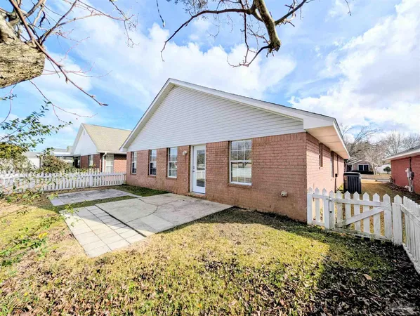 $1,895 | 28 Easton Street, Cantonment, FL 32533