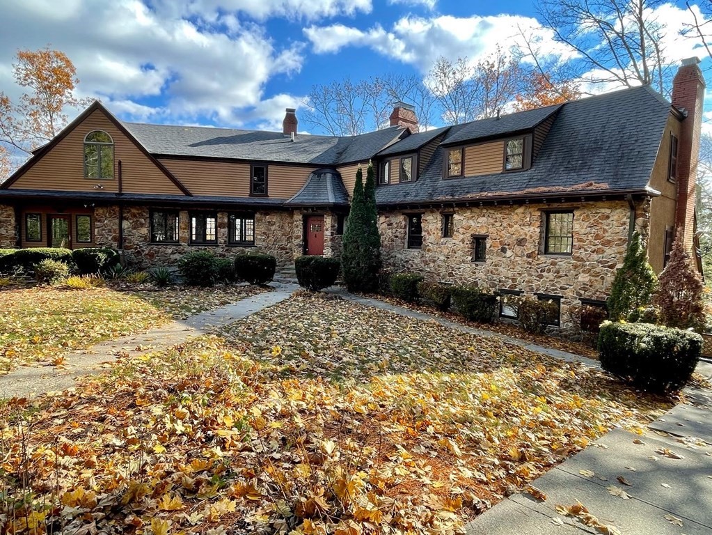 a view of a house with a yard