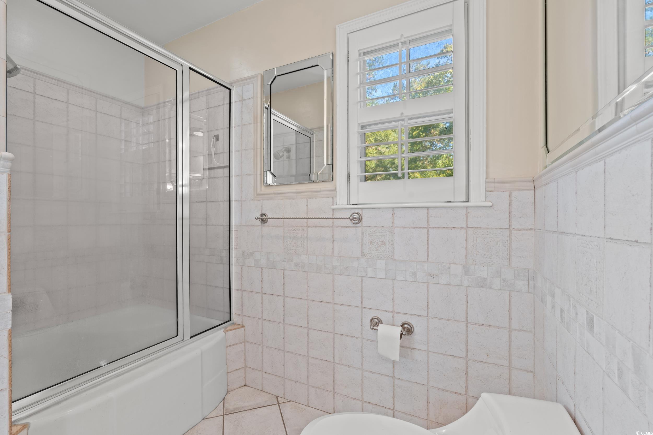 607 North Main Street Nichols, SC 29581 - Photo 17 of 39 Full bath featuring enclosed tub / shower combo, tile walls, and tile patterned flooring