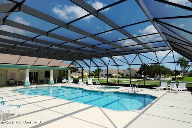 a picture of a bench in the wall