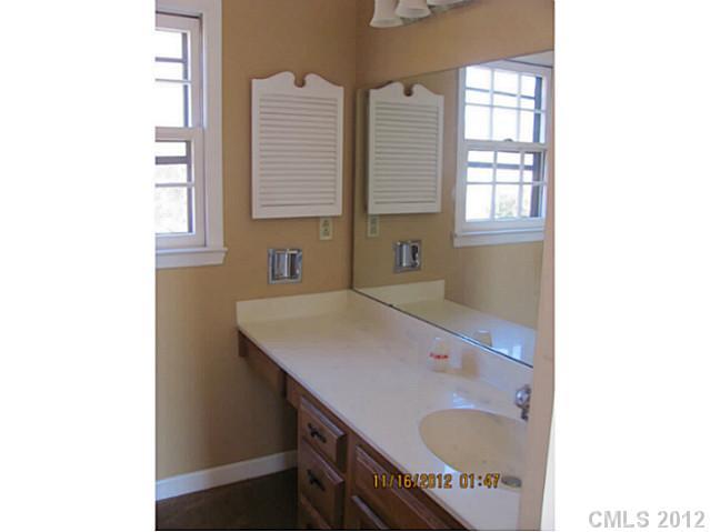 4400 Truscott Road Charlotte, NC 28226 - Photo 13 of 15 a bathroom with a sink and a bathtub
