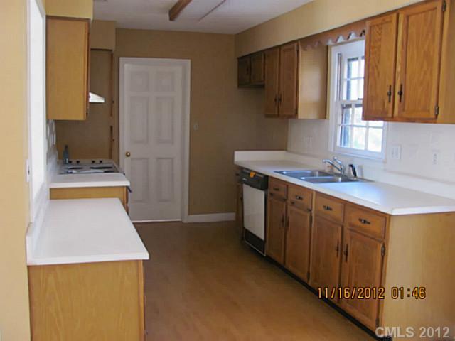 4400 Truscott Road Charlotte, NC 28226 - Photo 5 of 15 a kitchen that has a sink and a stove in it