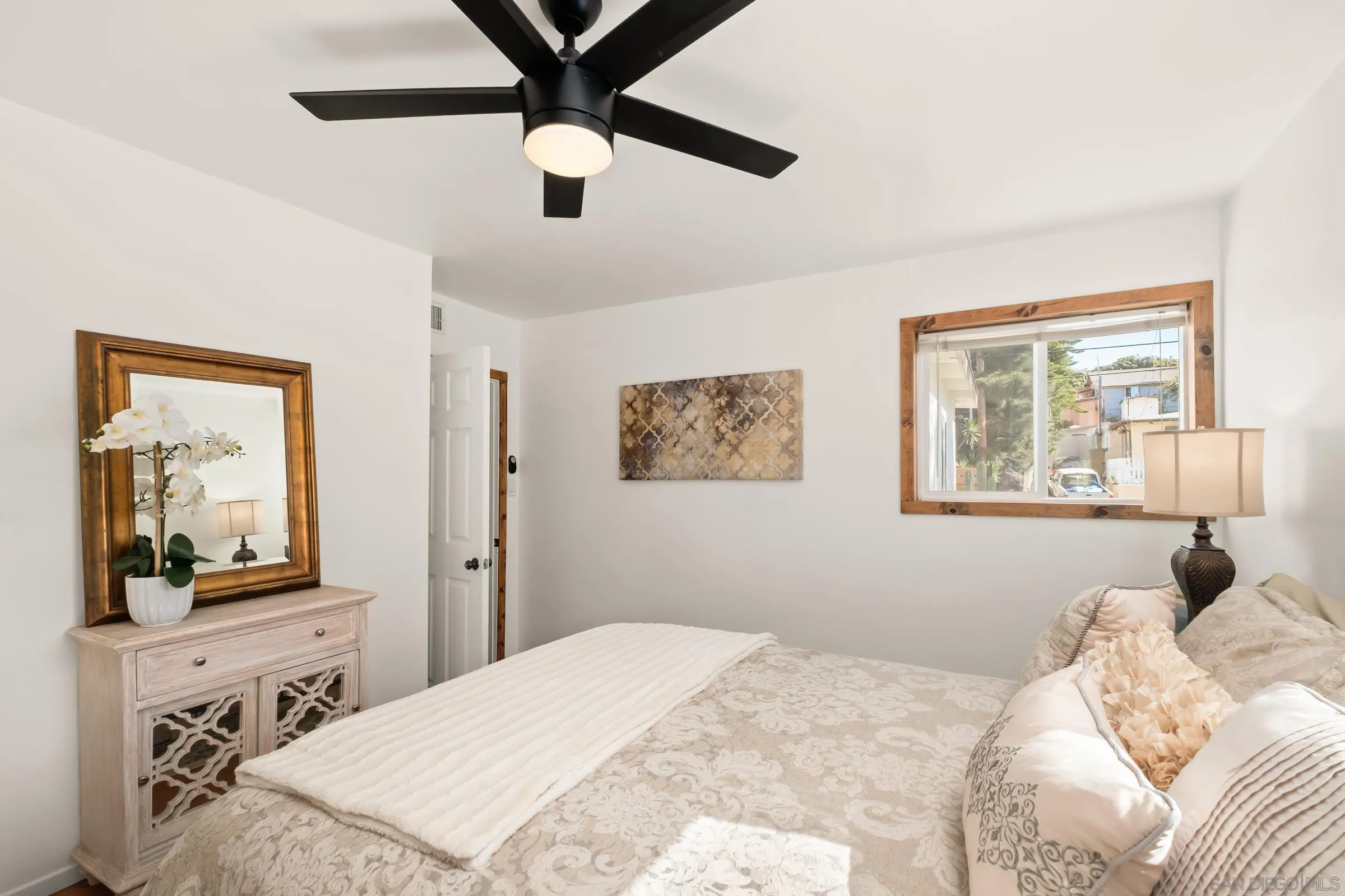 701 Valley Avenue Solana Beach, CA 92075 - Photo 33 of 38 a bedroom with a bed and a mirror