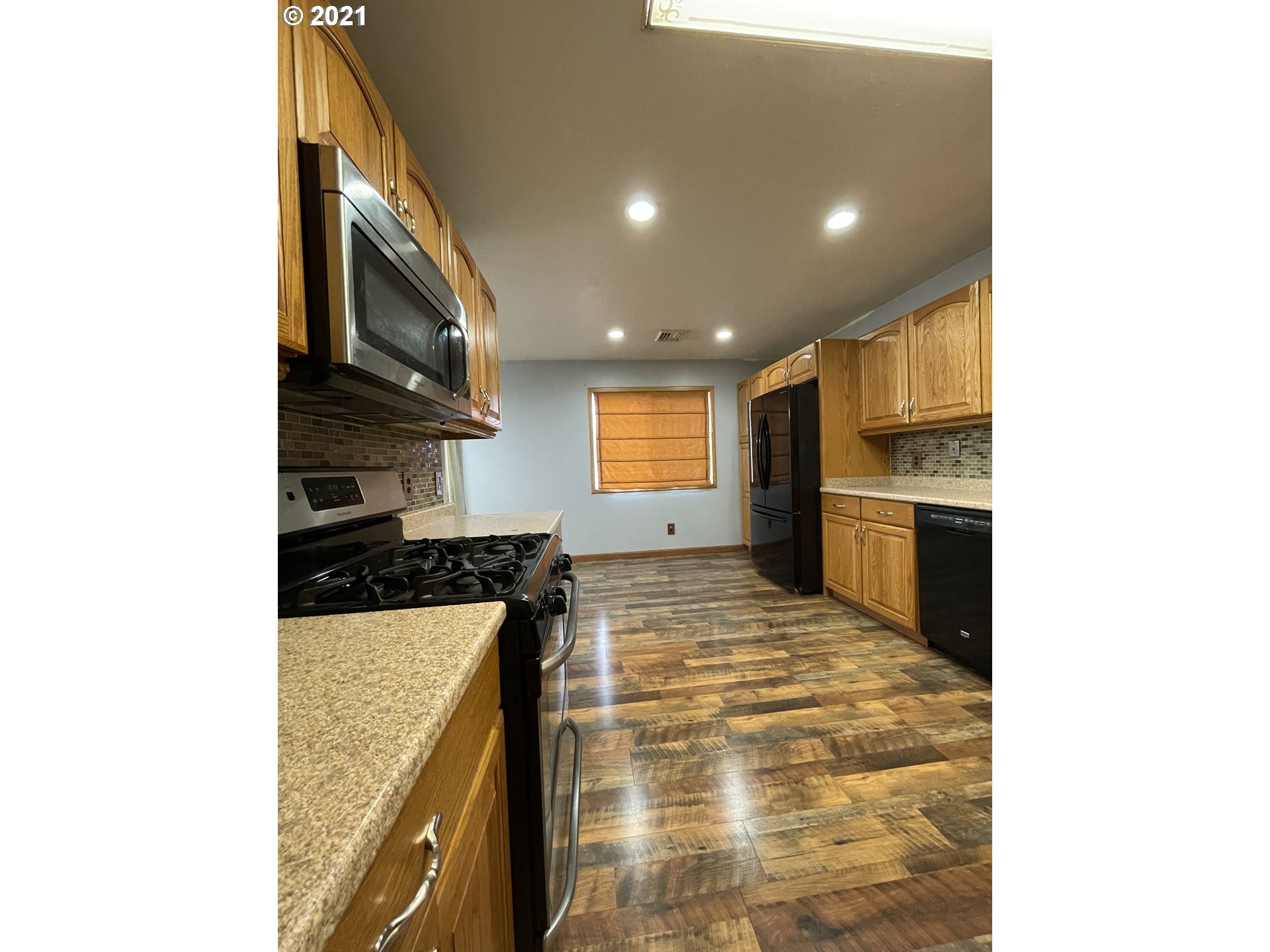 648 3rd Avenue Riddle, OR 97469 - Photo 8 of 32