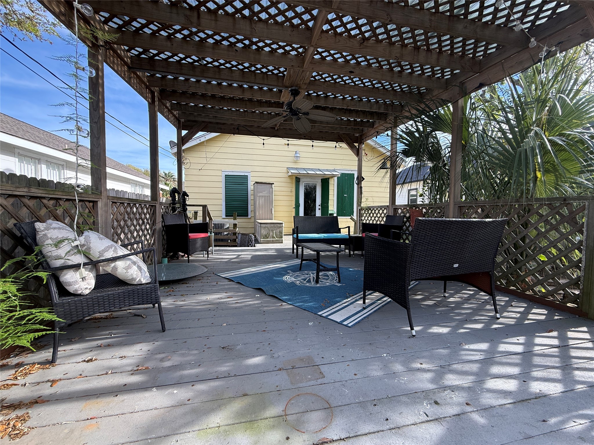 4416 Avenue R Galveston, TX 77550 - Photo 10 of 11 a living room with patio furniture and a large window