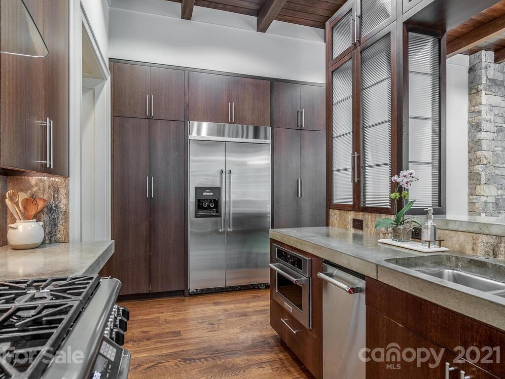 8424 Eagle Glen Charlotte, NC 28210 - Photo 20 of 48 a kitchen with stainless steel appliances granite countertop a sink stove and refrigerator