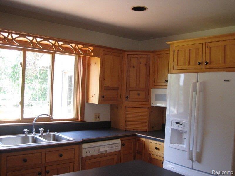365 Reymont Road Waterford, MI 48327 - Photo 5 of 34 Kitchen view3