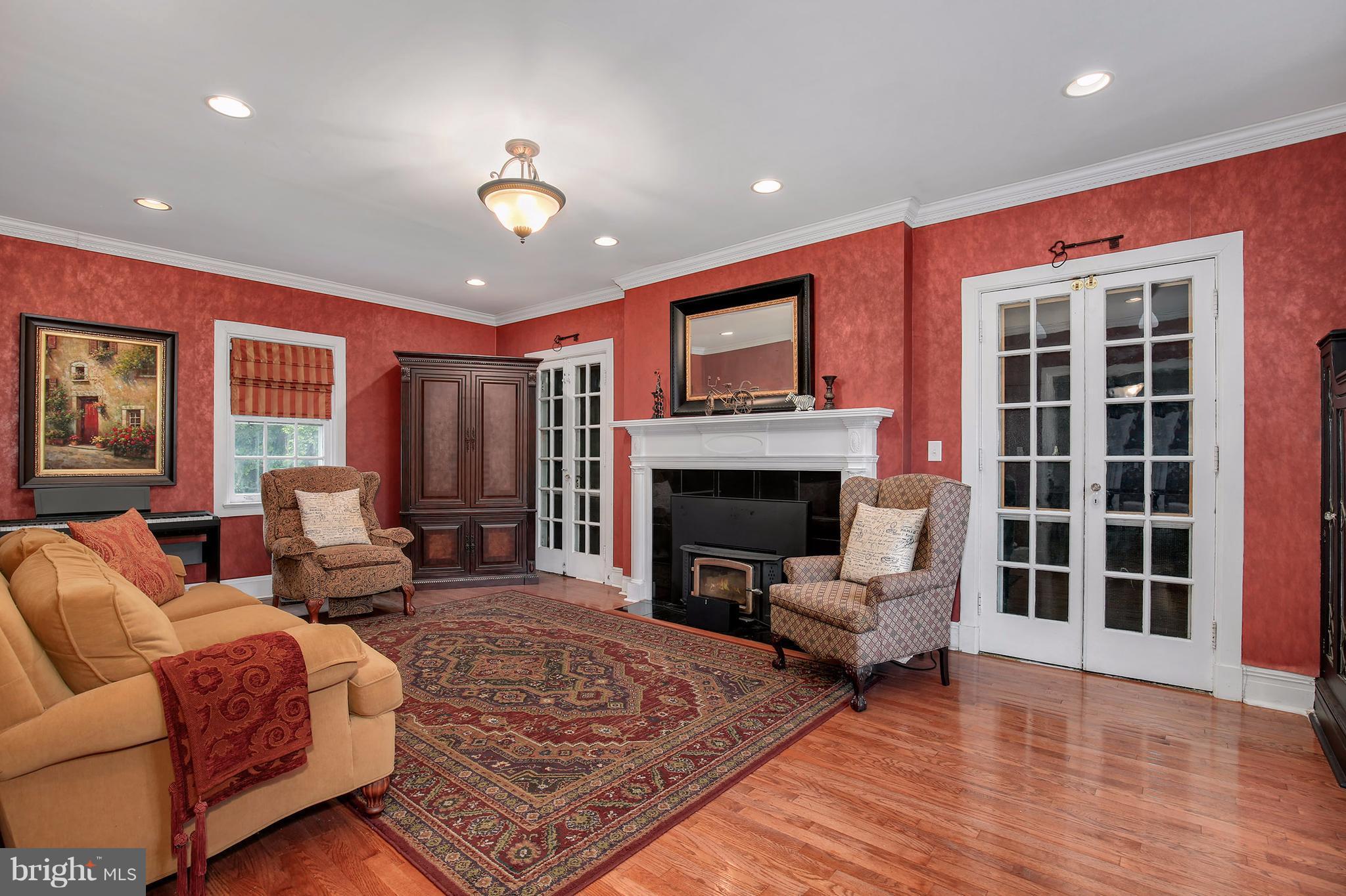 524 Overdale Road Baltimore, MD 21229 - Photo 8 of 30 Living Room