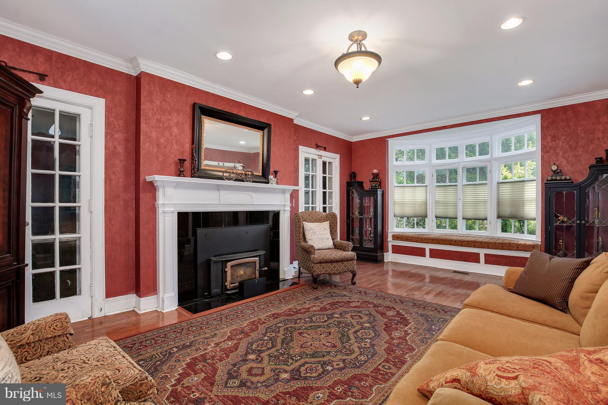 524 Overdale Road Baltimore, MD 21229 - Photo 9 of 30 Living Room