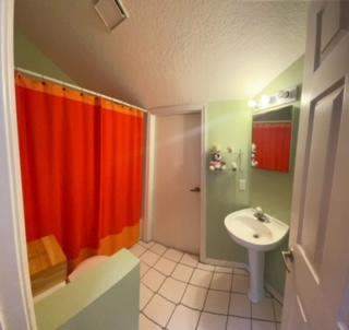 1013 Via Jardin Riviera Beach, FL 33418 - Photo 6 of 9 Jardin 2nd Bathroom
