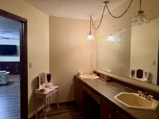 a view of a livingroom with furniture and a ceiling fan