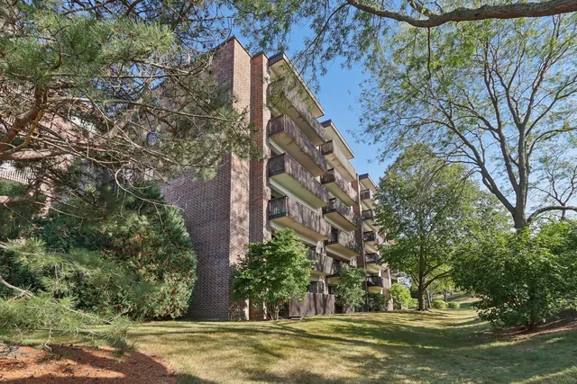 $183,900 | 920 Vose Drive, Unit 106, Gurnee, IL 60031