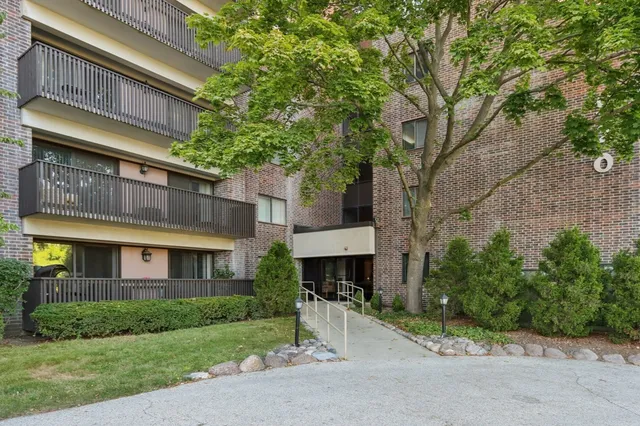 $183,900 | 920 Vose Drive, Unit 106, Gurnee, IL 60031