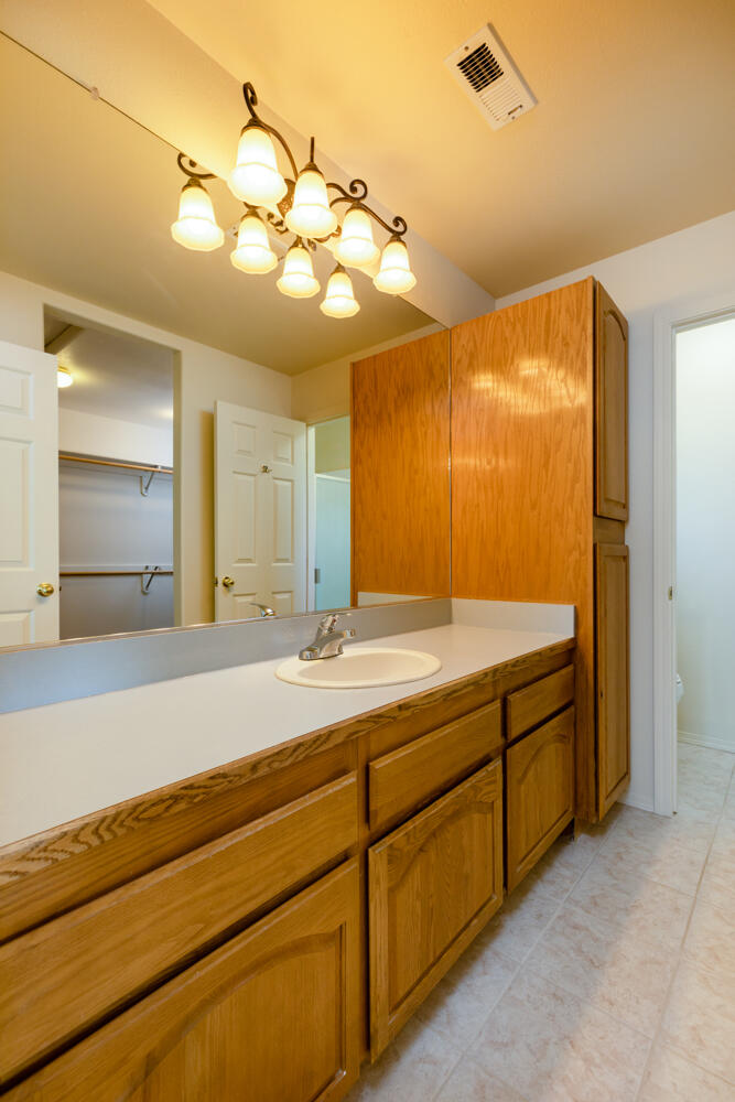 8906 Rockinghorse Lane Klamath Falls, OR 97603 - Photo 25 of 32 Primary bedroom attached bathroom