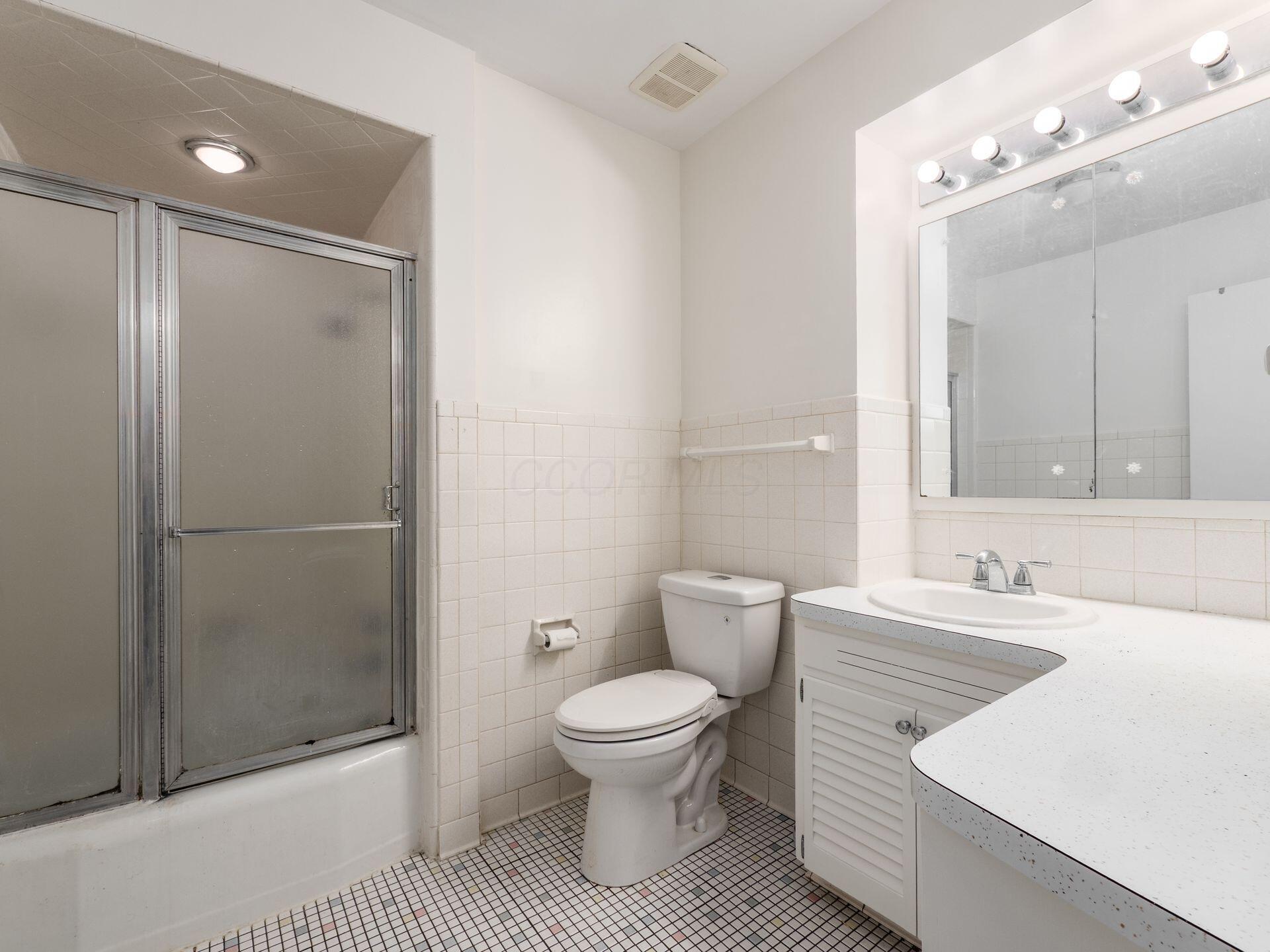 2252 Johnston Road Columbus, OH 43220 - Photo 32 of 50 Upper Level, Full Bath