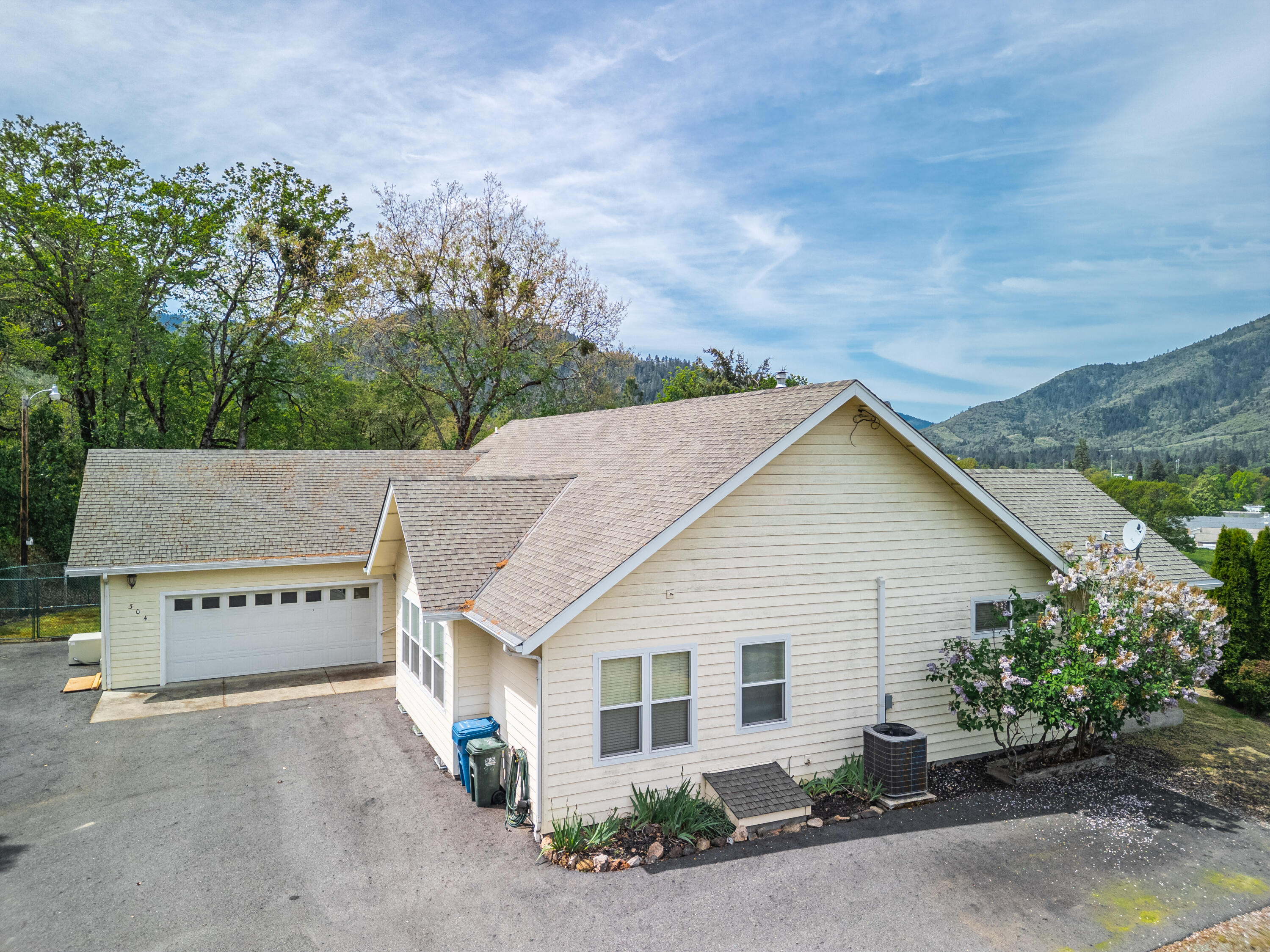 304 Wards Creek Road Rogue River, OR 97537 - Photo 10 of 43 Gallery Image 10