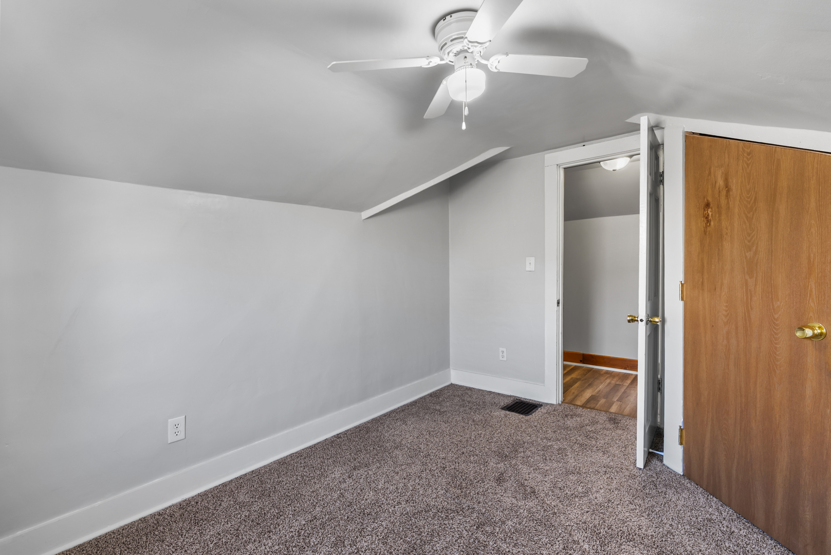 446 Seminary Avenue Aurora, IL 60505 - Photo 21 of 41 an empty room with a ceiling fan and a window
