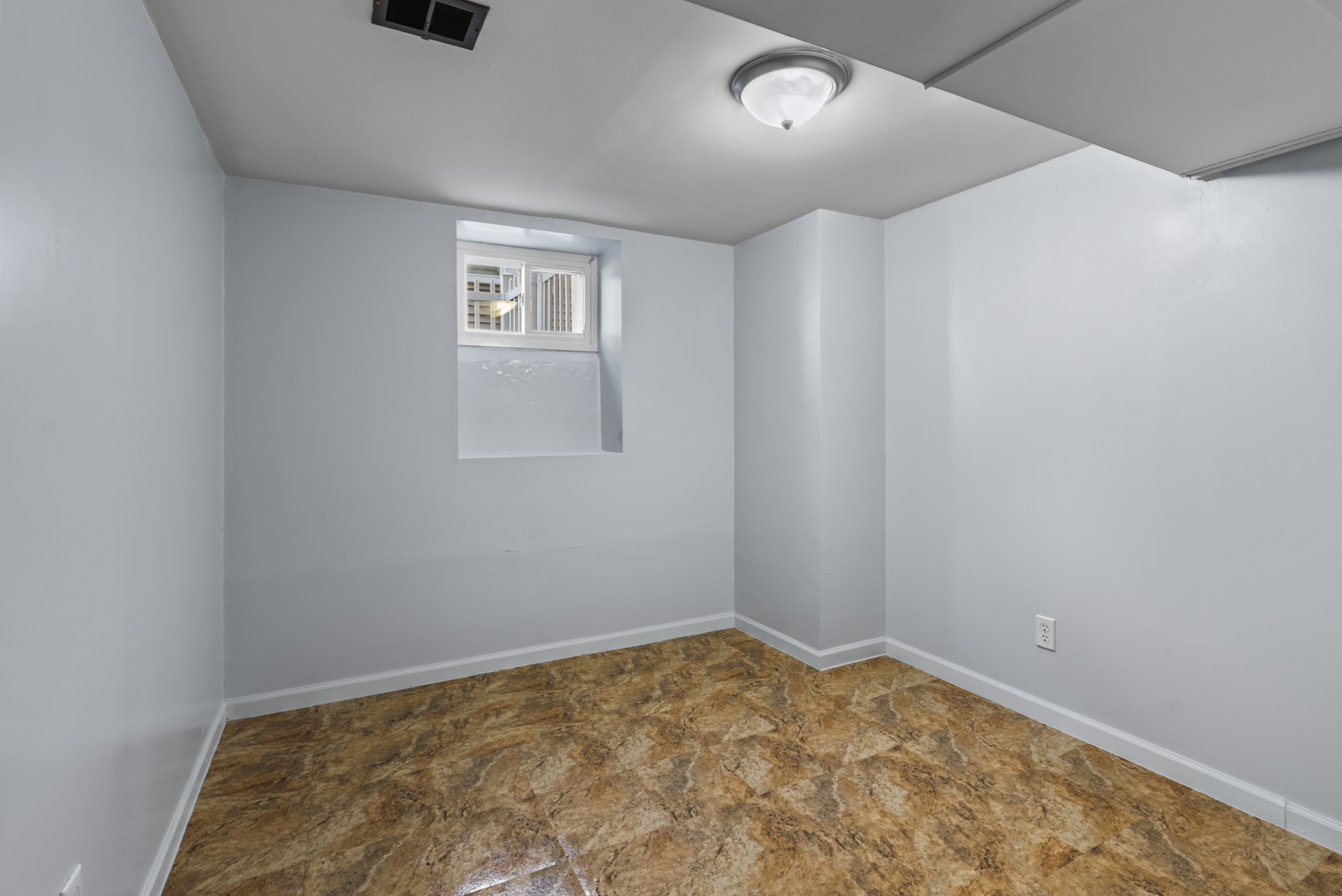 446 Seminary Avenue Aurora, IL 60505 - Photo 33 of 41 an empty room with a window