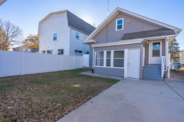 $330,000 | 446 Seminary Avenue, Aurora, IL 60505