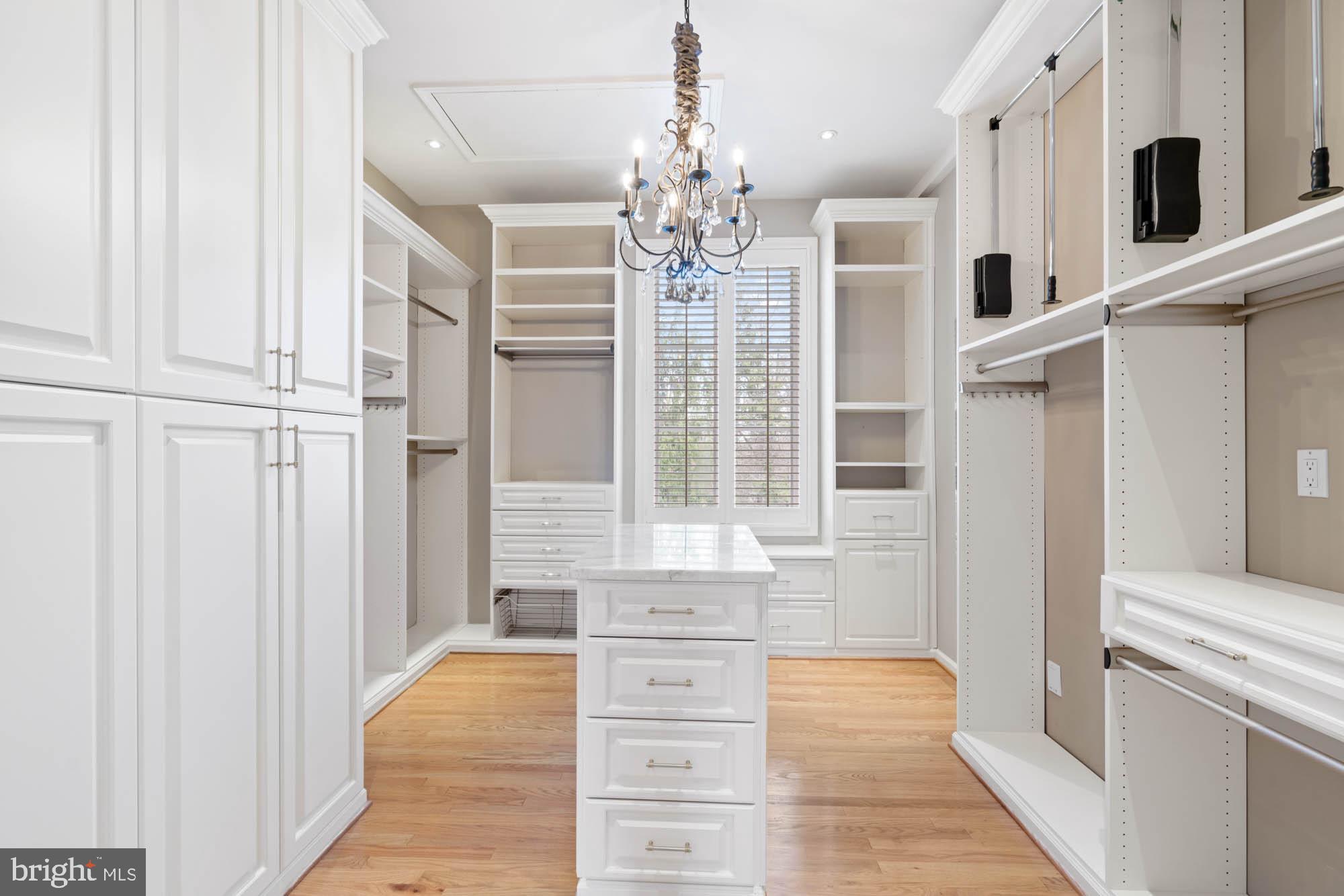 1198 Windrock Drive McLean, VA 22102 - Photo 40 of 83 a bathroom with a double vanity sink and a bathtub