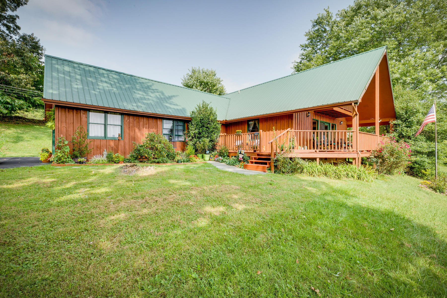 140 Buckeye Road Unicoi, TN 37692 - Photo 1 of 43 001