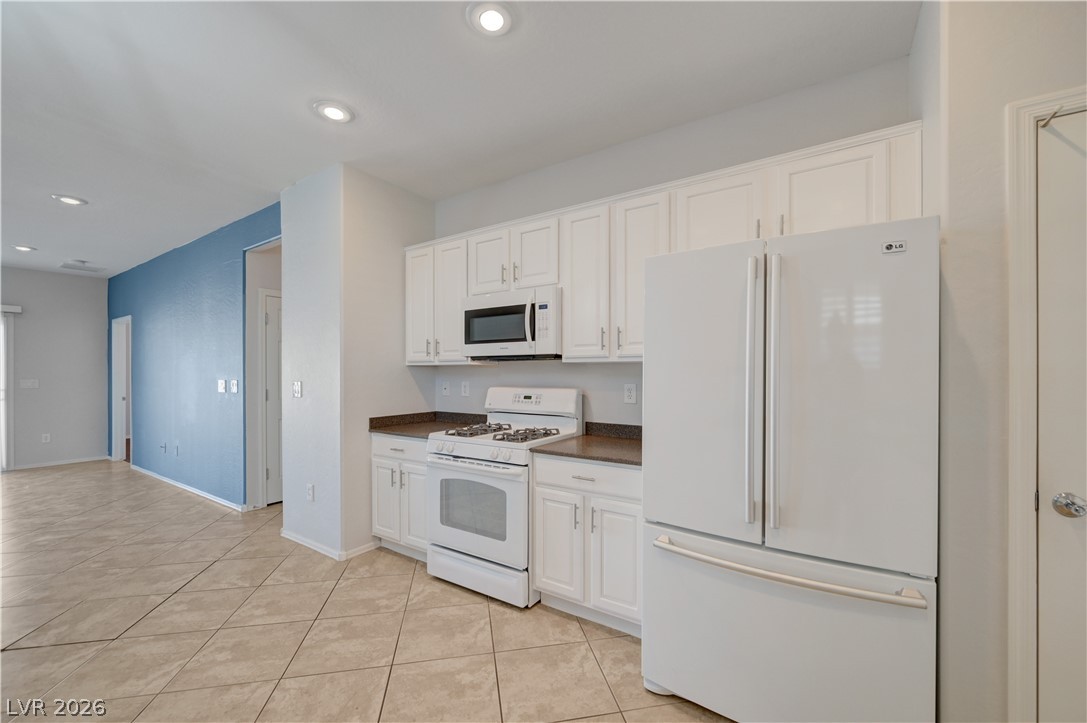 2576 Binary Stars Street Henderson, NV 89044 - Photo 11 of 61