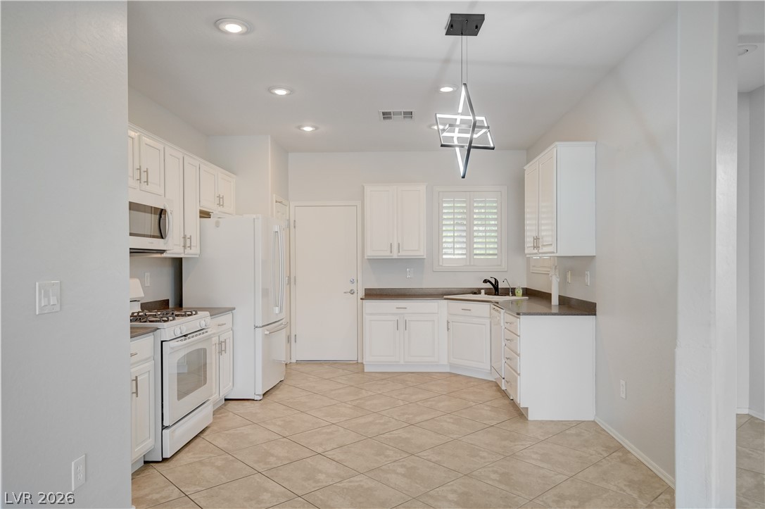 2576 Binary Stars Street Henderson, NV 89044 - Photo 8 of 61