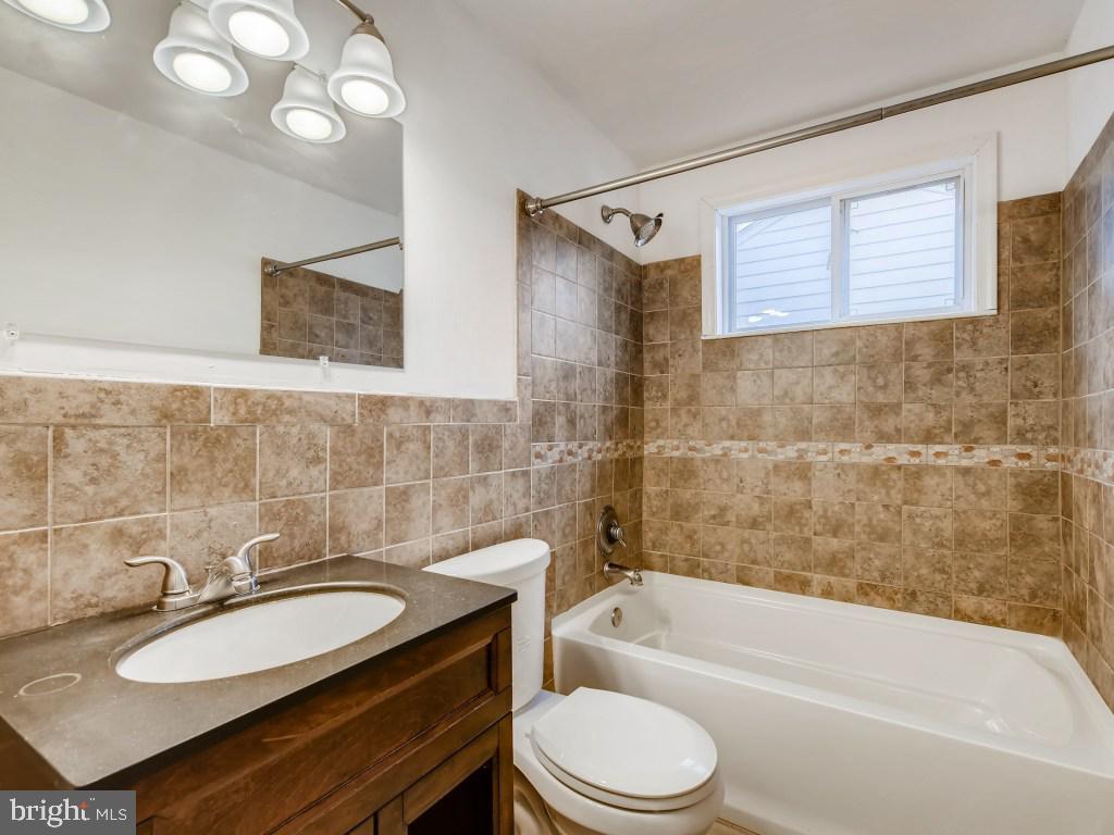 30 Mardrew Road Baltimore, MD 21229 - Photo 14 of 26 Upstairs Full Bathroom