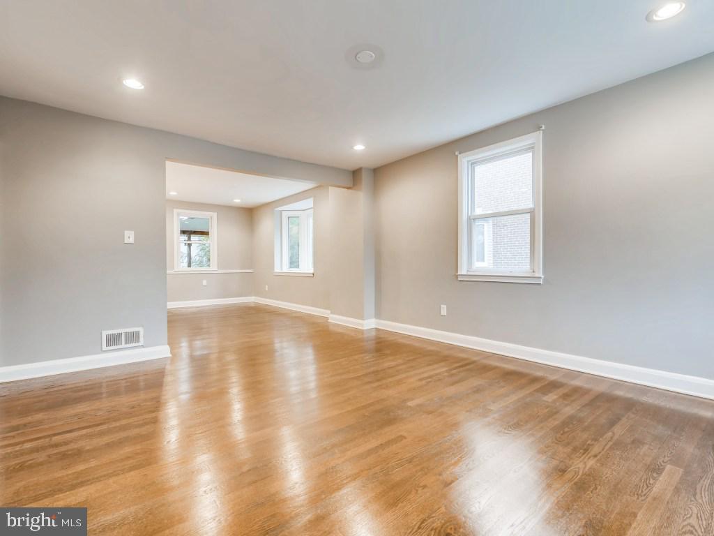 30 Mardrew Road Baltimore, MD 21229 - Photo 10 of 26 Large Living Room