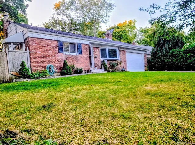 a view of a house with backyard