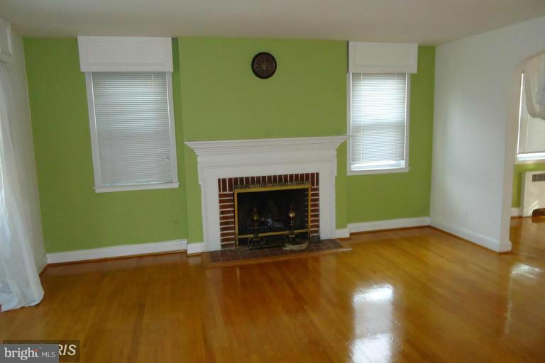 1527 Roundhill Road Baltimore, MD 21218 - Photo 2 of 16 Living Room
