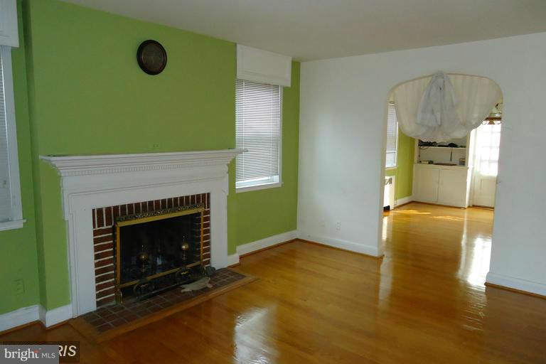 1527 Roundhill Road Baltimore, MD 21218 - Photo 3 of 16 Living Room