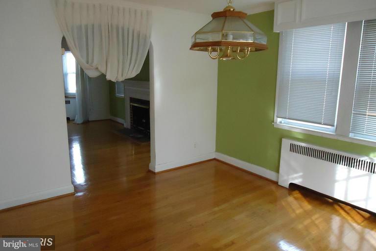 1527 Roundhill Road Baltimore, MD 21218 - Photo 4 of 16 Living Room