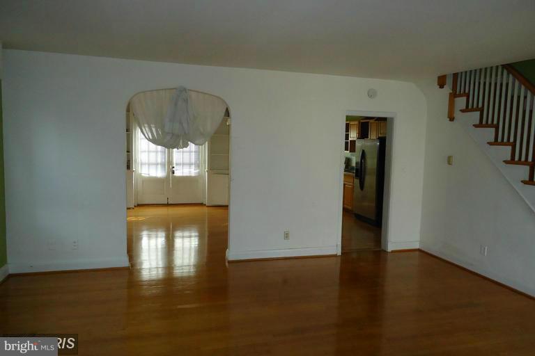 1527 Roundhill Road Baltimore, MD 21218 - Photo 5 of 16 Living Room