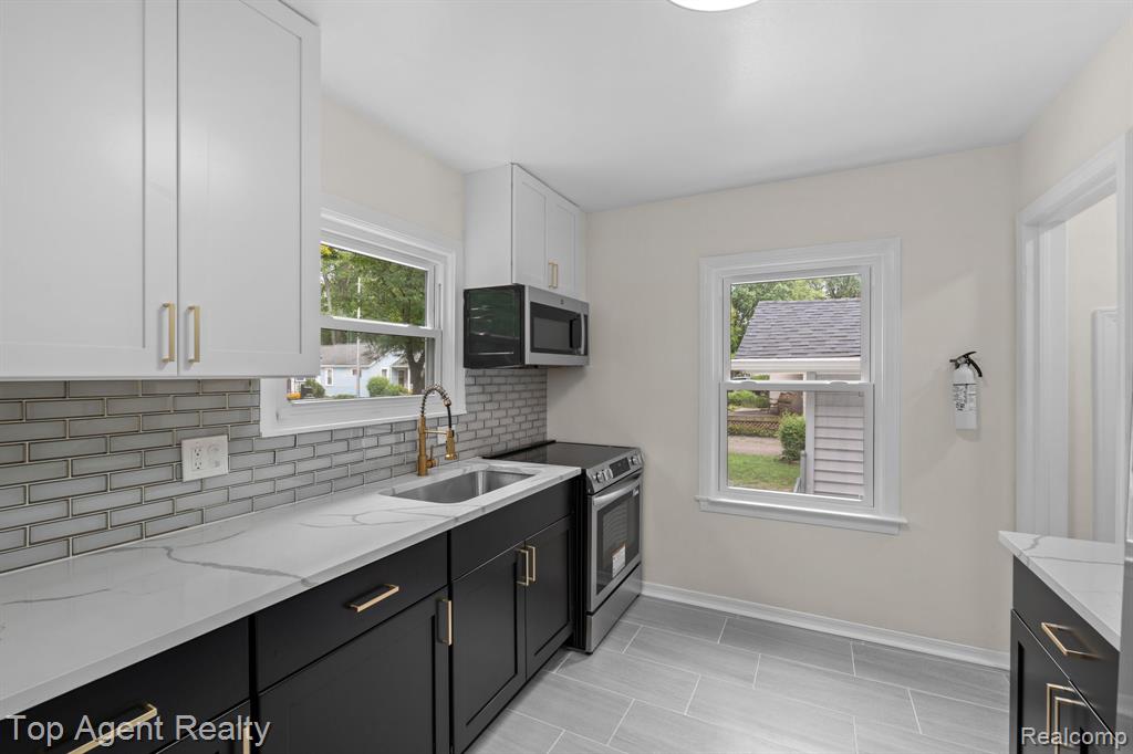 2169 Roslyn Road Grosse Pointe Woods, MI 48236 - Photo 13 of 43