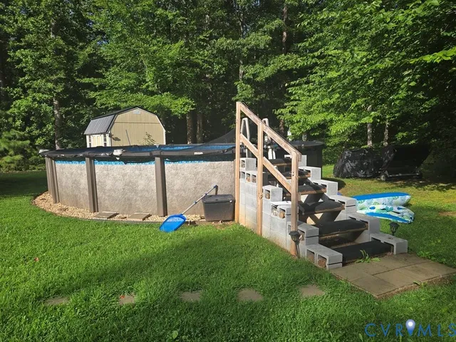 a view of a house with backyard and a garden