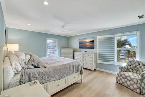 $1,395,000 | 2850 Gulf Shore Boulevard North, Unit 201, Naples, FL 34103