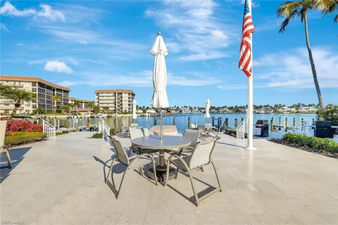 $1,395,000 | 2850 Gulf Shore Boulevard North, Unit 201, Naples, FL 34103