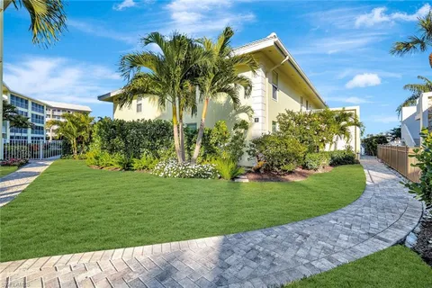 $1,395,000 | 2850 Gulf Shore Boulevard North, Unit 201, Naples, FL 34103