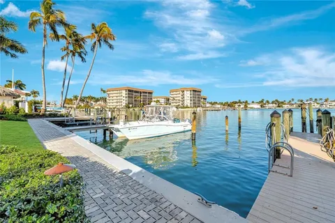 $1,395,000 | 2850 Gulf Shore Boulevard North, Unit 201, Naples, FL 34103